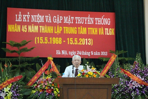 Bác Trần Văn Phúc, Nguyên trưởng phòng TTKH & TLGK  phát biểu ôn lại truyền thống xây dựng và trưởng thành của Trung tâm qua các thời kỳ